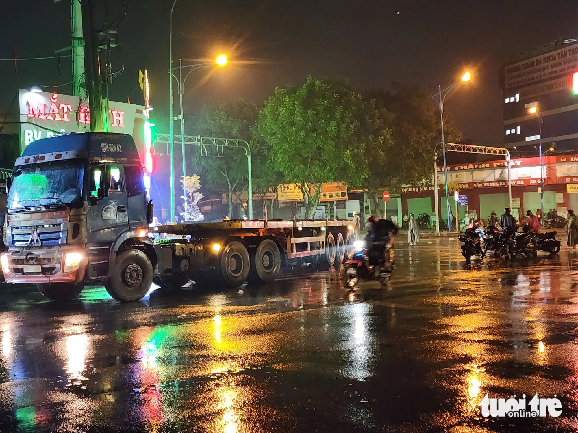 Va chạm với xe container, một phụ nữ và hai lh thương vong - Ảnh 1.