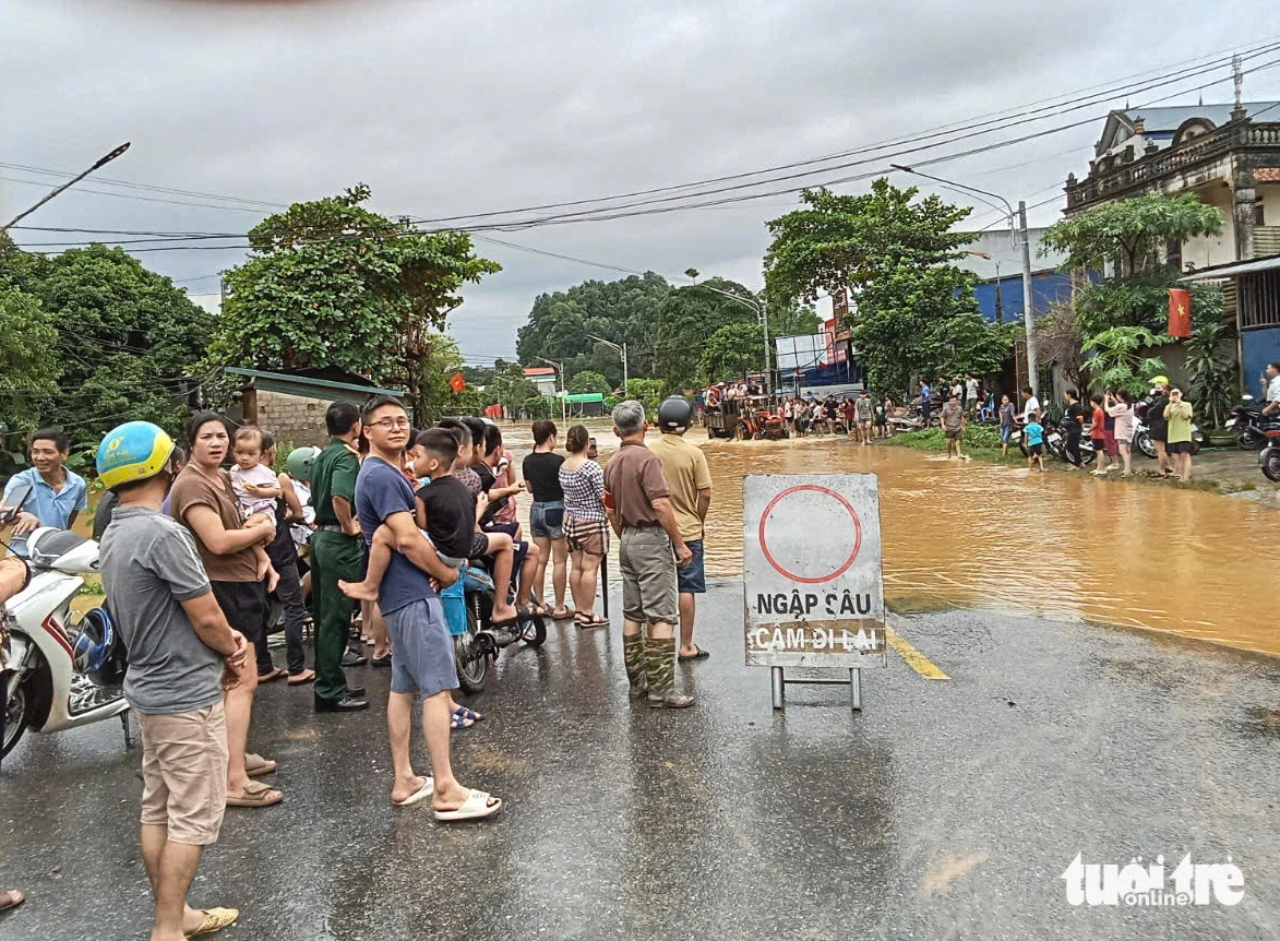 Nhiều đội hỗ trợ từ Hà Nội xuyên đêm chở thuyền lên ứng cứu người dân Thái Nguyên - Ảnh 6. Nhiều đội hỗ trợ từ Hà Nội xuyên đêm chở thuyền lên ứng cứu người dân Thái Nguyên - Ảnh 6.