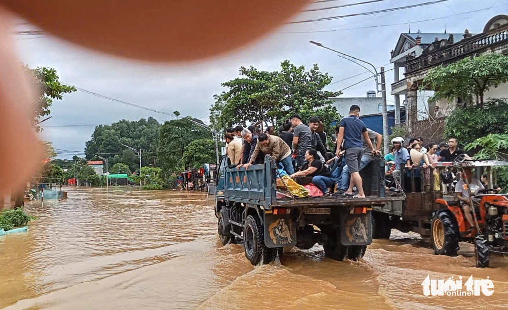 Nhiều đội hỗ trợ từ Hà Nội xuyên đêm chở thuyền lên ứng cứu người dân Thái Nguyên - Ảnh 5. Thái Nguyên gọi, Hà Nội trả lời: Nhiều đội hỗ trợ xuyên đêm chở thuyền lên ứng cứu - Ảnh 5.