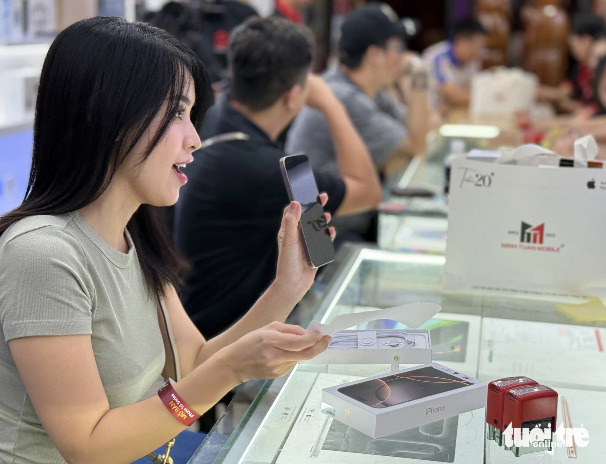 Bạn trẻ TP.HCM thức xuyên đêm chờ mua iPhone 16 - Ảnh 1. Bạn trẻ TP.HCM thức xuyên đêm chờ mua iPhone 16 - Ảnh 1.