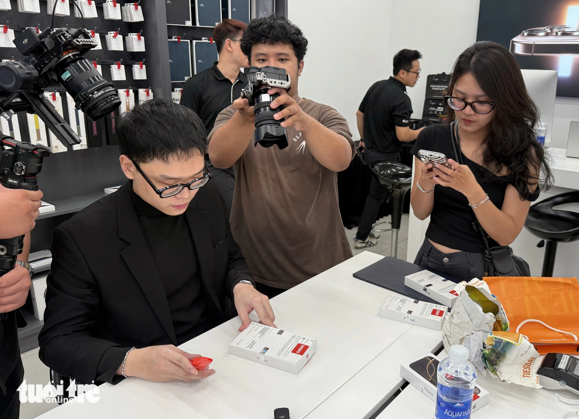 Bạn trẻ TP.HCM thức xuyên đêm chờ mua iPhone 16 - Ảnh 3. Bạn trẻ TP.HCM thức xuyên đêm chờ mua iPhone 16 - Ảnh 3.