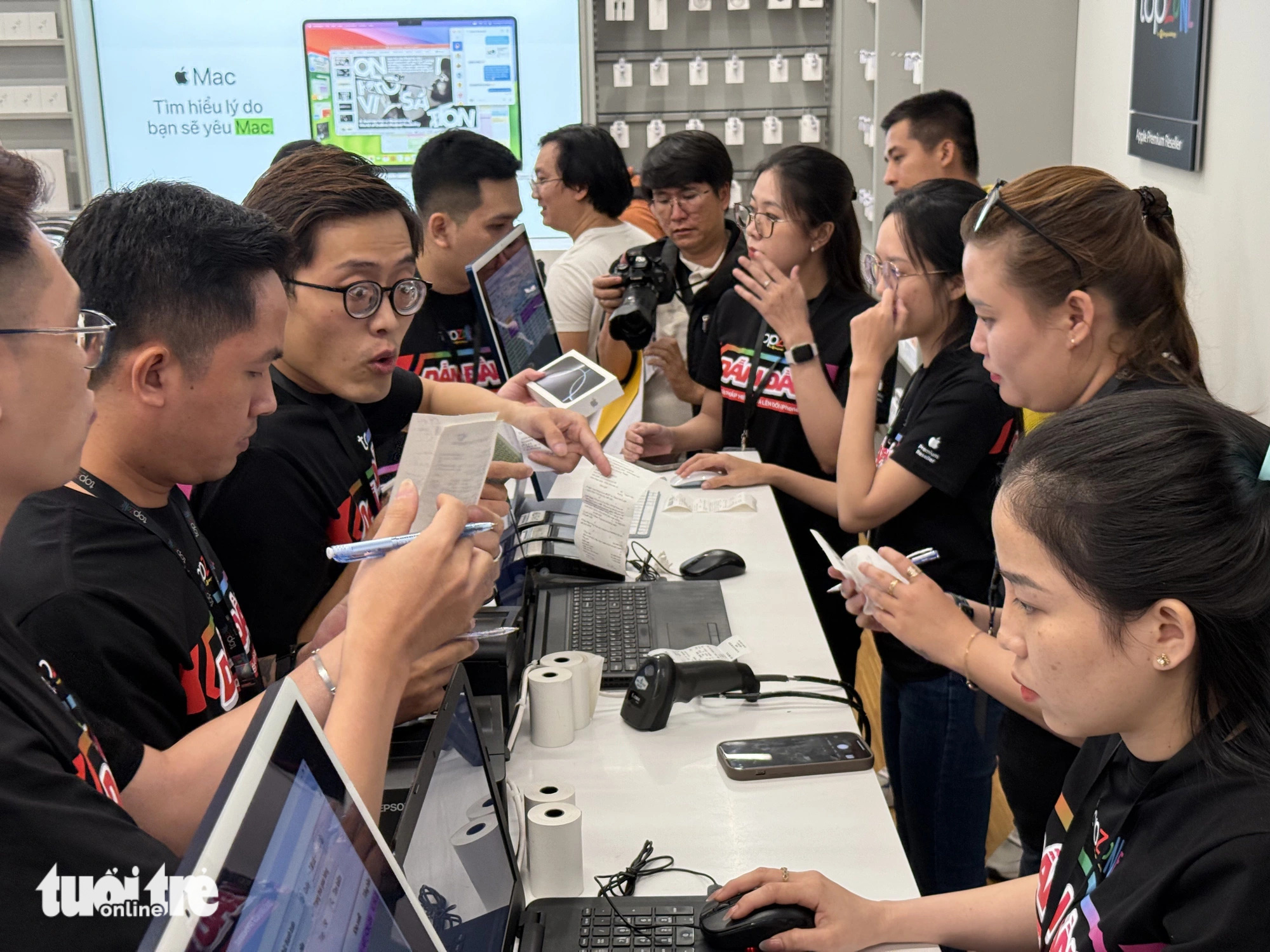 Bạn trẻ TP.HCM thức xuyên đêm chờ mua iPhone 16 - Ảnh 4. Bạn trẻ TP.HCM thức xuyên đêm chờ mua iPhone 16 - Ảnh 4.