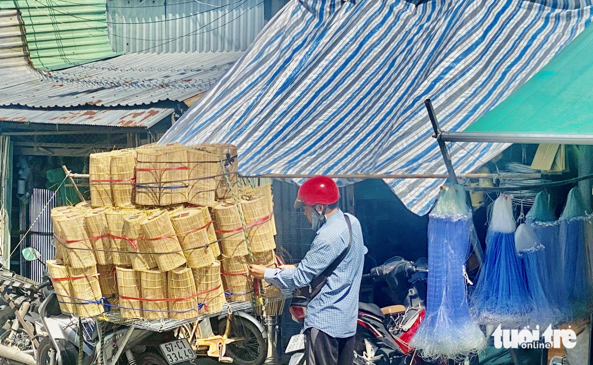 Nhộn nhịp thị trường câu lưới, ngư cụ đánh bắt thuỷ sản ở miền Tây - Ảnh 1.