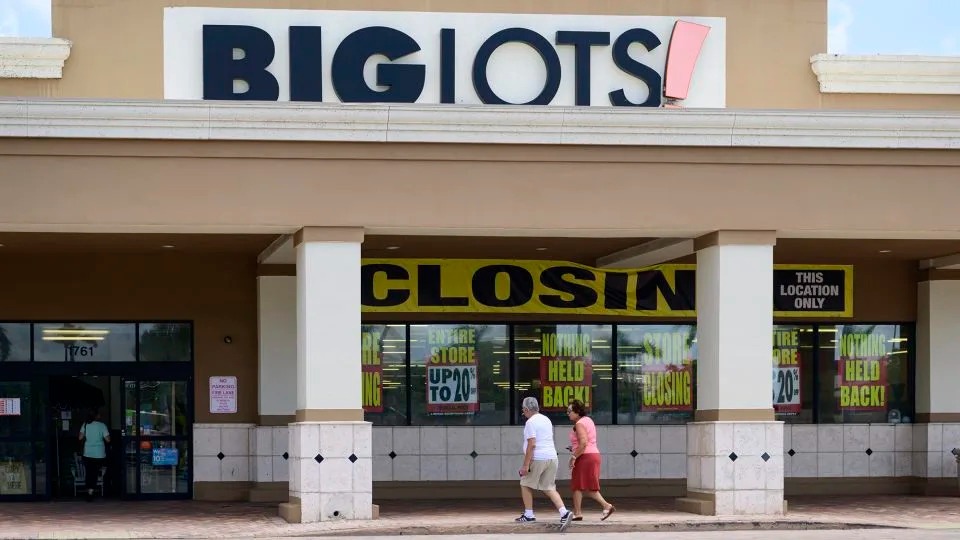 Một cửa hàng của Big Lots treo thông báo xả hàng và đóng cửa. Ảnh: AP