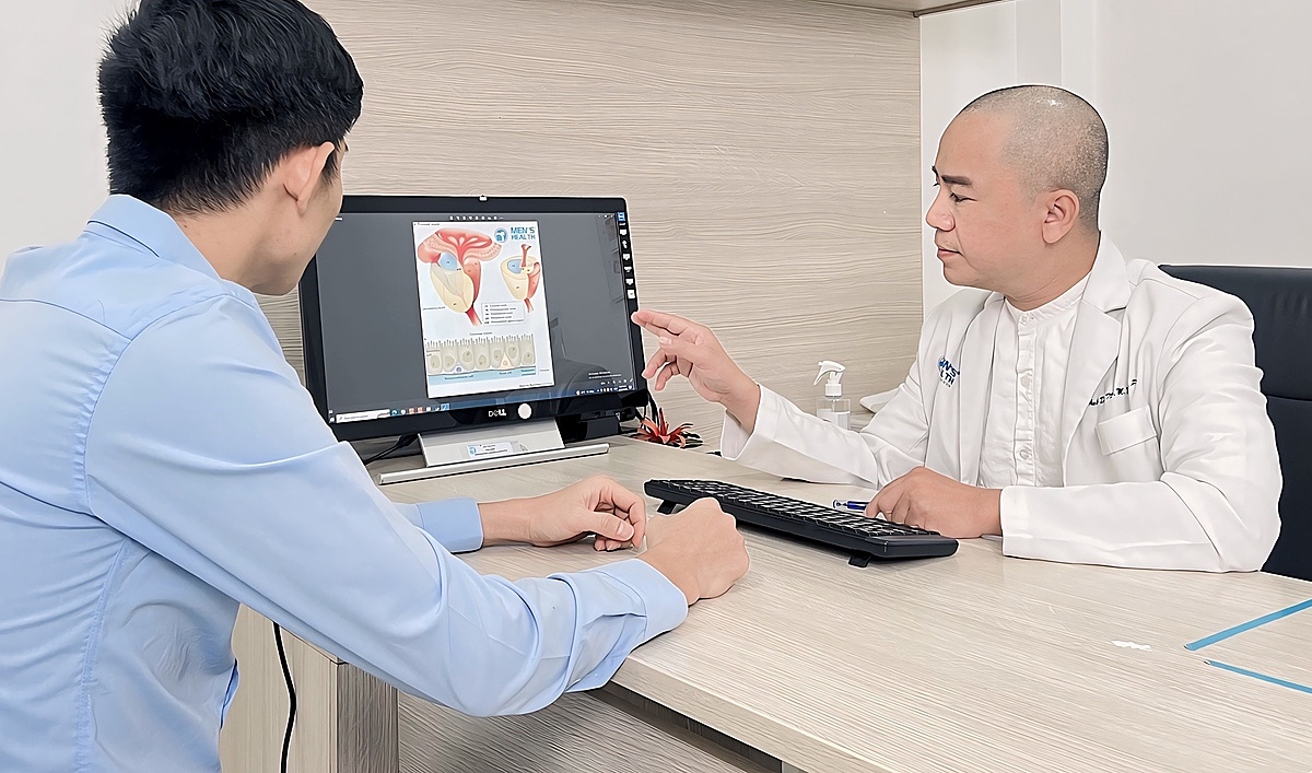 Bác sĩ Duy thăm khám bệnh nhân. Ảnh: Lâm Anh