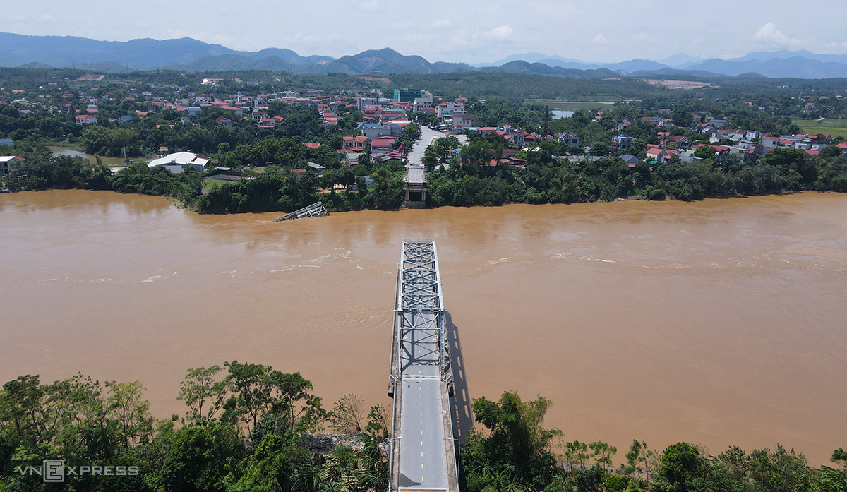 Hiện trường cầu Phong Châu sập, ngày 14/9. Ảnh: Đức Hùng