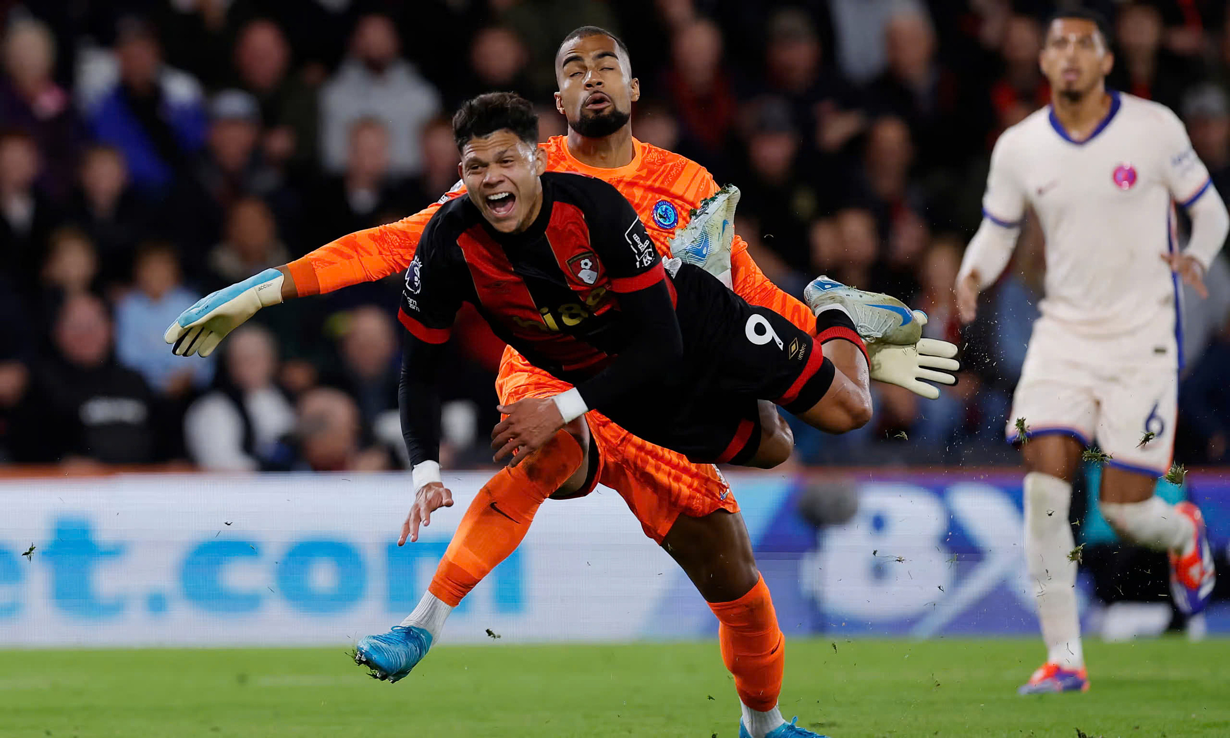 Thủ môn Robert Sanchez phạm lỗi dẫn tới phạt đền cho Bournemouth. Ảnh: Reuters