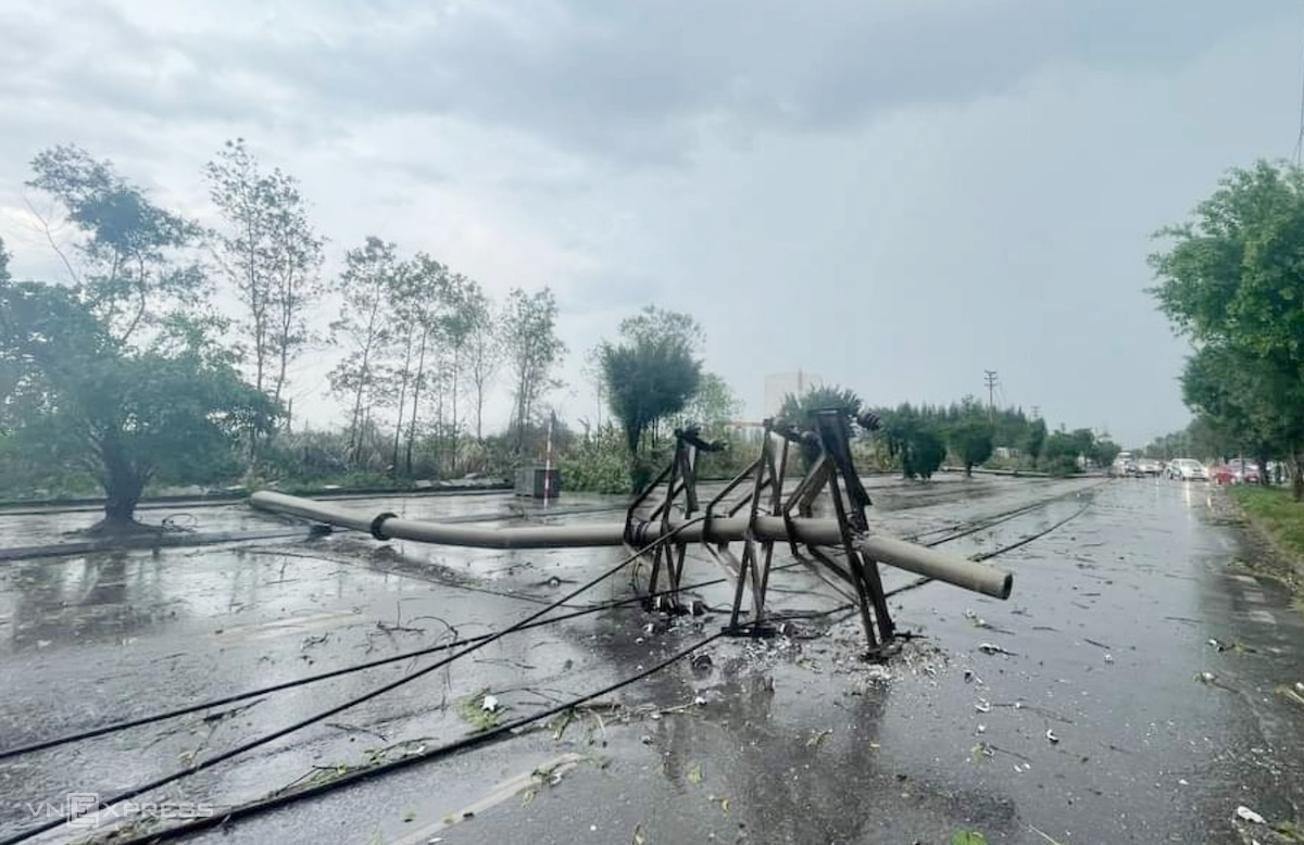 Cột điện bị bão quật đổ tại phường Hà Khánh, thành phố Hạ Long, Quảng Ninh, ngày 7/9. Ảnh: Giang Huy