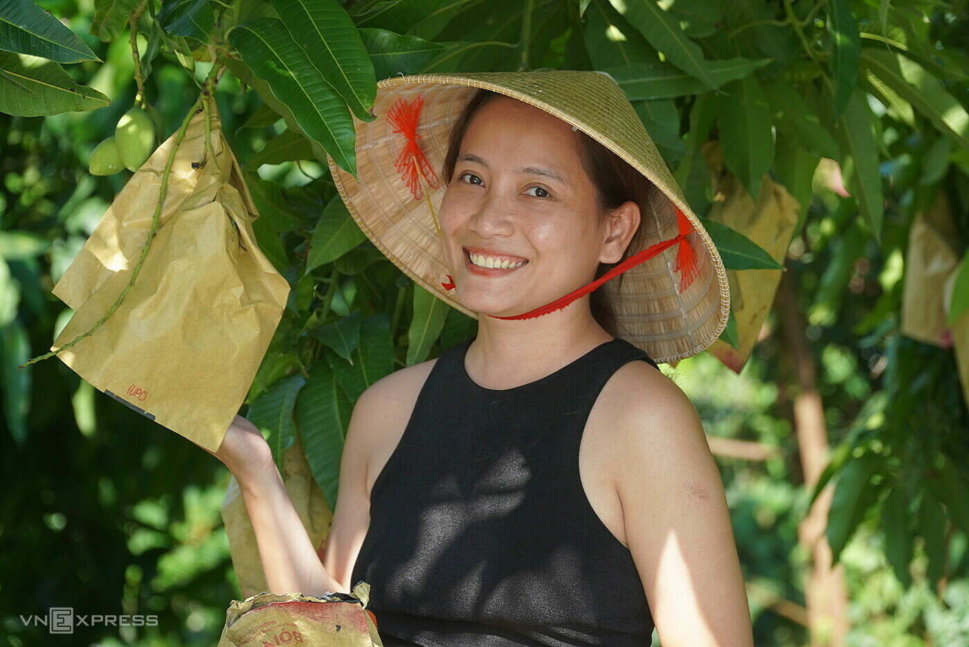 Thủy bên vườn xoài của gia đình cũng là nơi cô khởi nghiệp, đạt được những thành công bước đầu. Ảnh: Ngọc Tài
