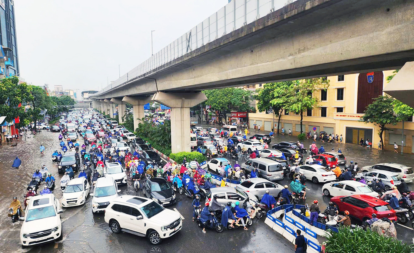 Đường Nguyễn Trãi (khu vực ĐH Khoa hoc xã hội và Nhân văn) ngập cả 2 chiều gây ùn tắc giao thông. Ảnh: Võ Hải
