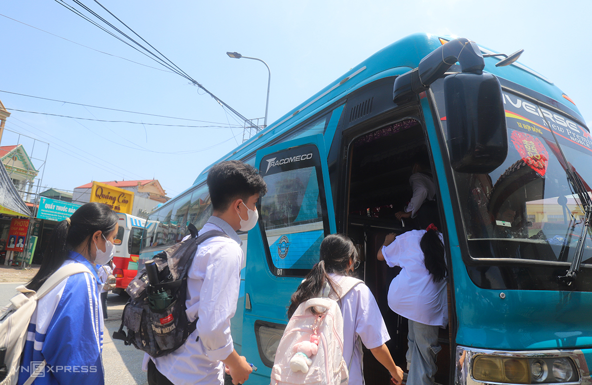Học sinh lên xe 45 chỗ do anh Đà bố trí để về nhà, ngày 14/9. Ảnh: Đức Hùng