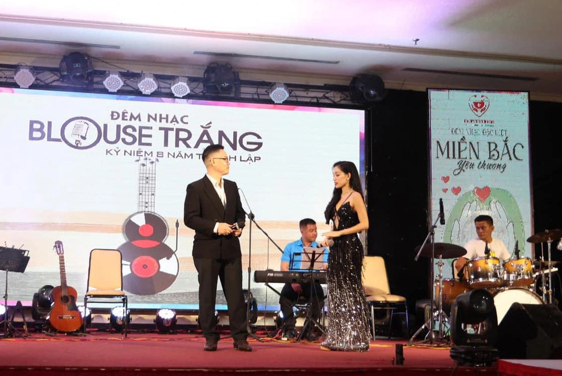 Bác sĩ Buôn Ma Thuột hát xin tiền mua cơm cho người dân vùng lũ phía Bắc - Ảnh 2. Bác sĩ Buôn Ma Thuột hát gây quỹ hỗ trợ người dân vùng lũ phía Bắc - Ảnh 2.