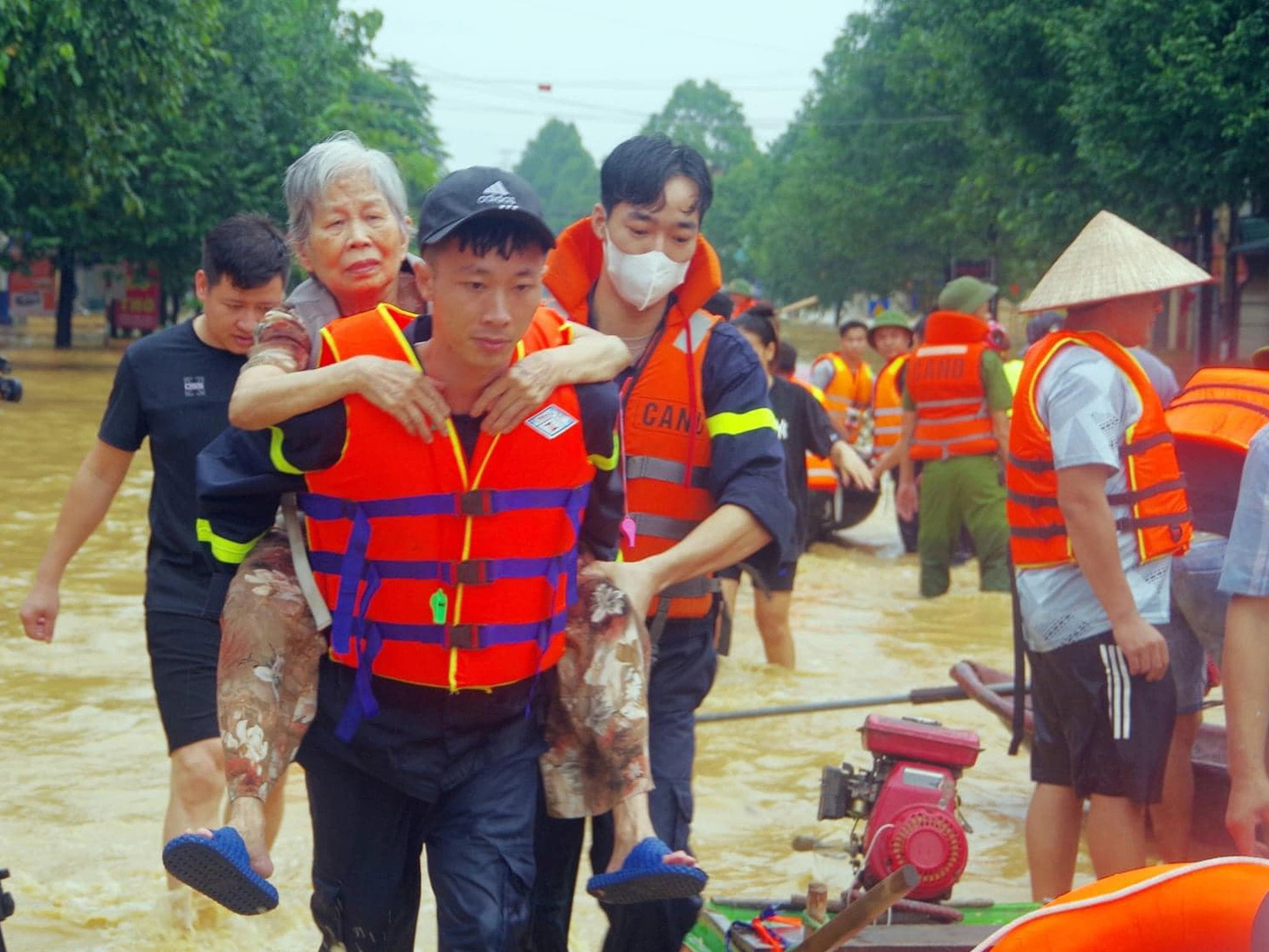 Thái Nguyên nhờ giúp đỡ, nhiều đội hỗ trợ di chuyển xuyên đêm lên ứng cứu - Ảnh 3. Nhiều đội hỗ trợ từ Hà Nội xuyên đêm chở thuyền lên ứng cứu người dân Thái Nguyên - Ảnh 3.