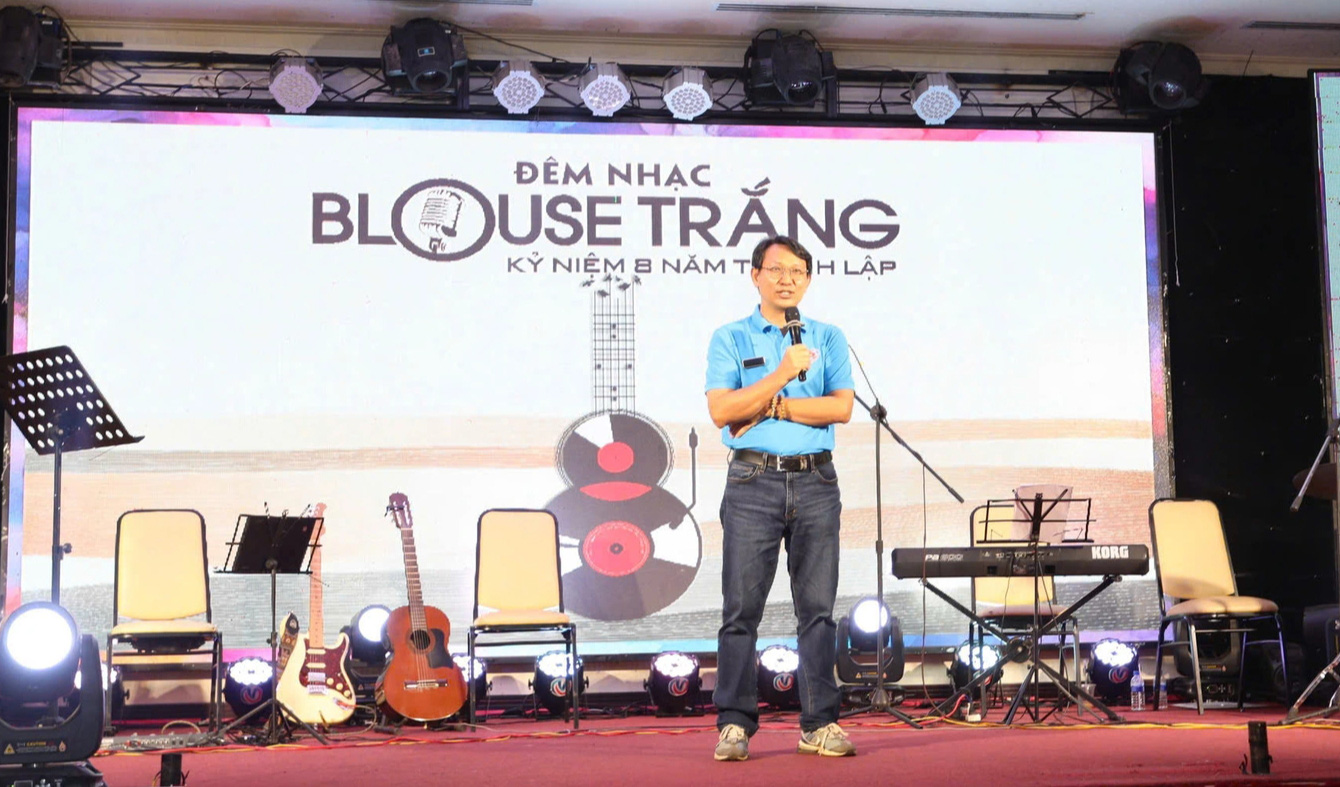 Bác sĩ Buôn Ma Thuột hát xin tiền mua cơm cho người dân vùng lũ phía Bắc - Ảnh 1. Bác sĩ Buôn Ma Thuột hát gây quỹ hỗ trợ người dân vùng lũ phía Bắc - Ảnh 1.