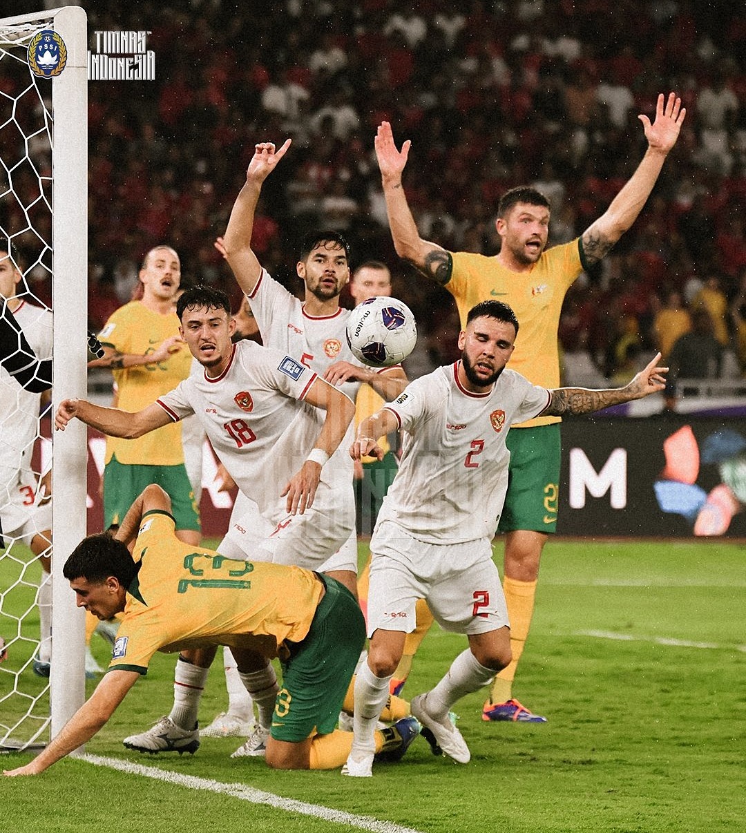 Các hậu vệ Indonesia trong một tình huống phòng ngự, chống phạt góc thành công ở trận hòa Australia 0-0 trên sân Bung Karno, Jakarta ngày 10/9. Ảnh: Timnas Indonesia