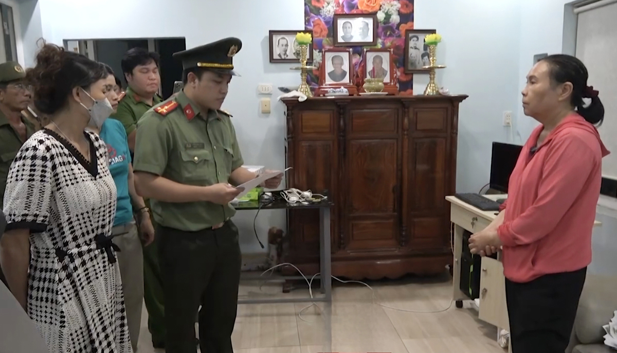 Cơ quan an ninh điều tra đọc lệnh khởi tố đối với Nguyễn Thị Hường. Ảnh: Công an cung cấp