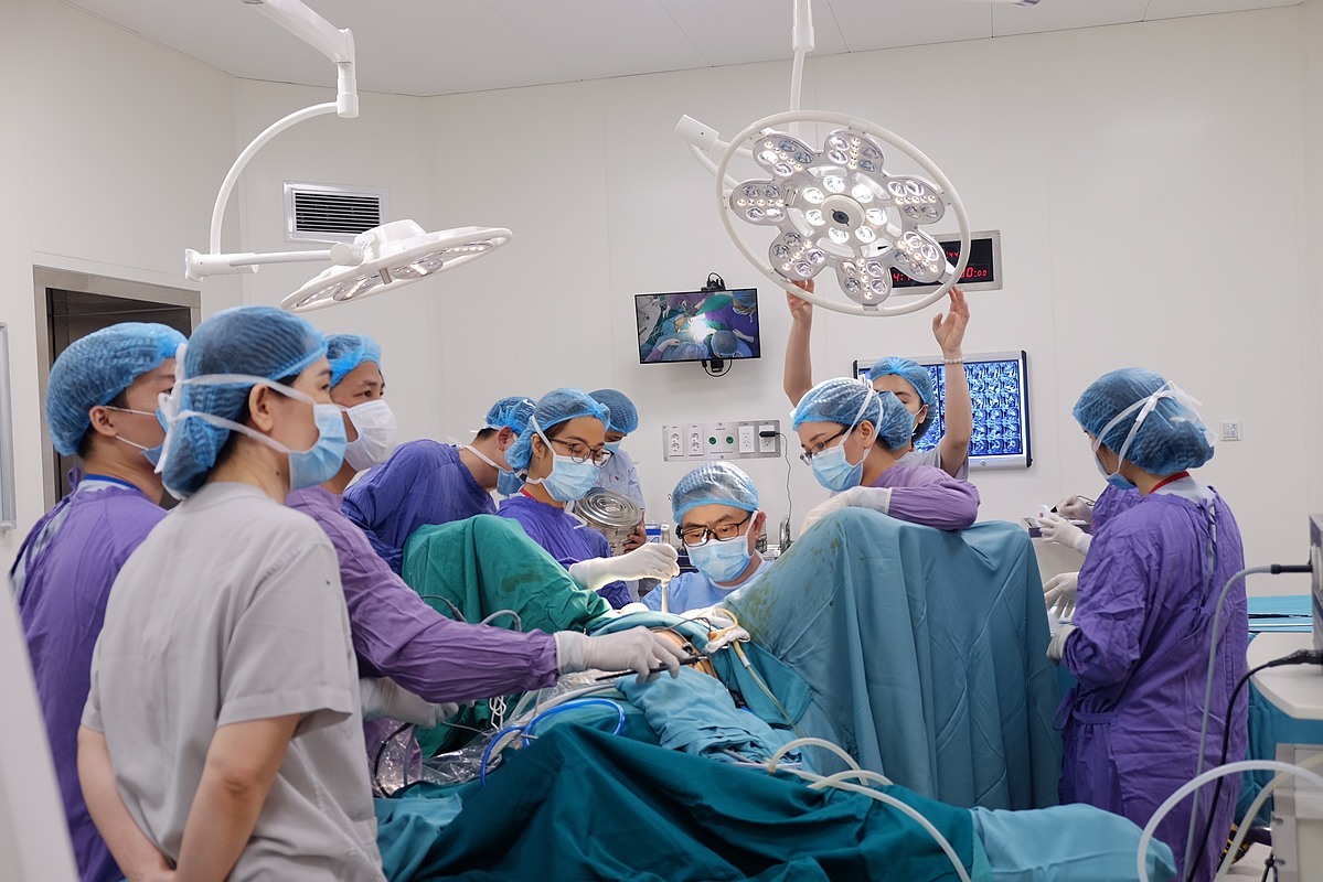 Bác sĩ Minh và kíp phẫu thuật trả lại giới tính cho bệnh nhân. Ảnh: Bác sĩ cung cấp