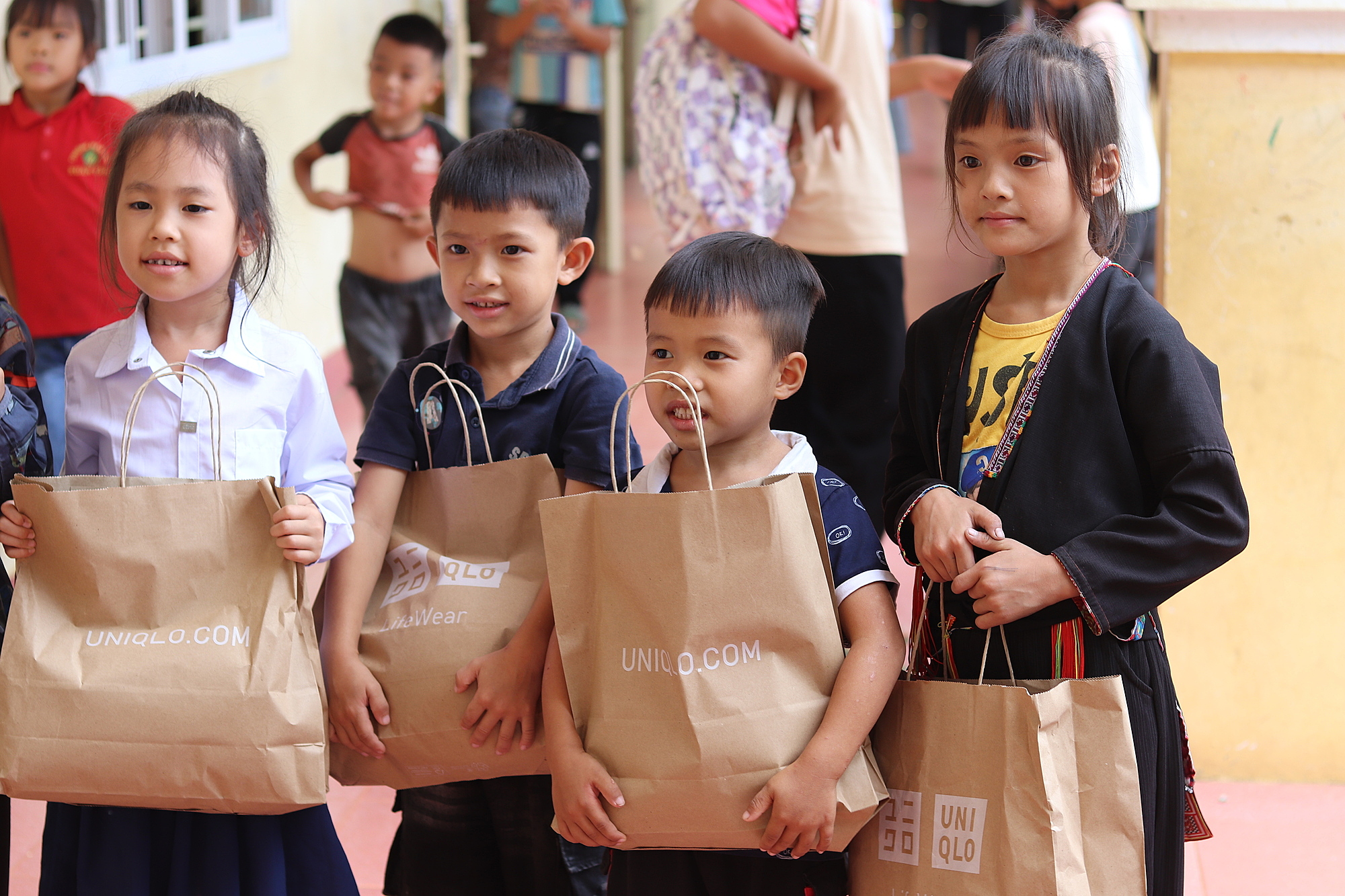 Quỹ Hy vọng và Công ty TNHH Uniqlo Việt Nam trao 9.000 sản phẩm quần áo cho các em học sinh ở 5 trường thuộc huyện Văn Yên, tháng 9/2024. Ảnh: Quỳnh Anh