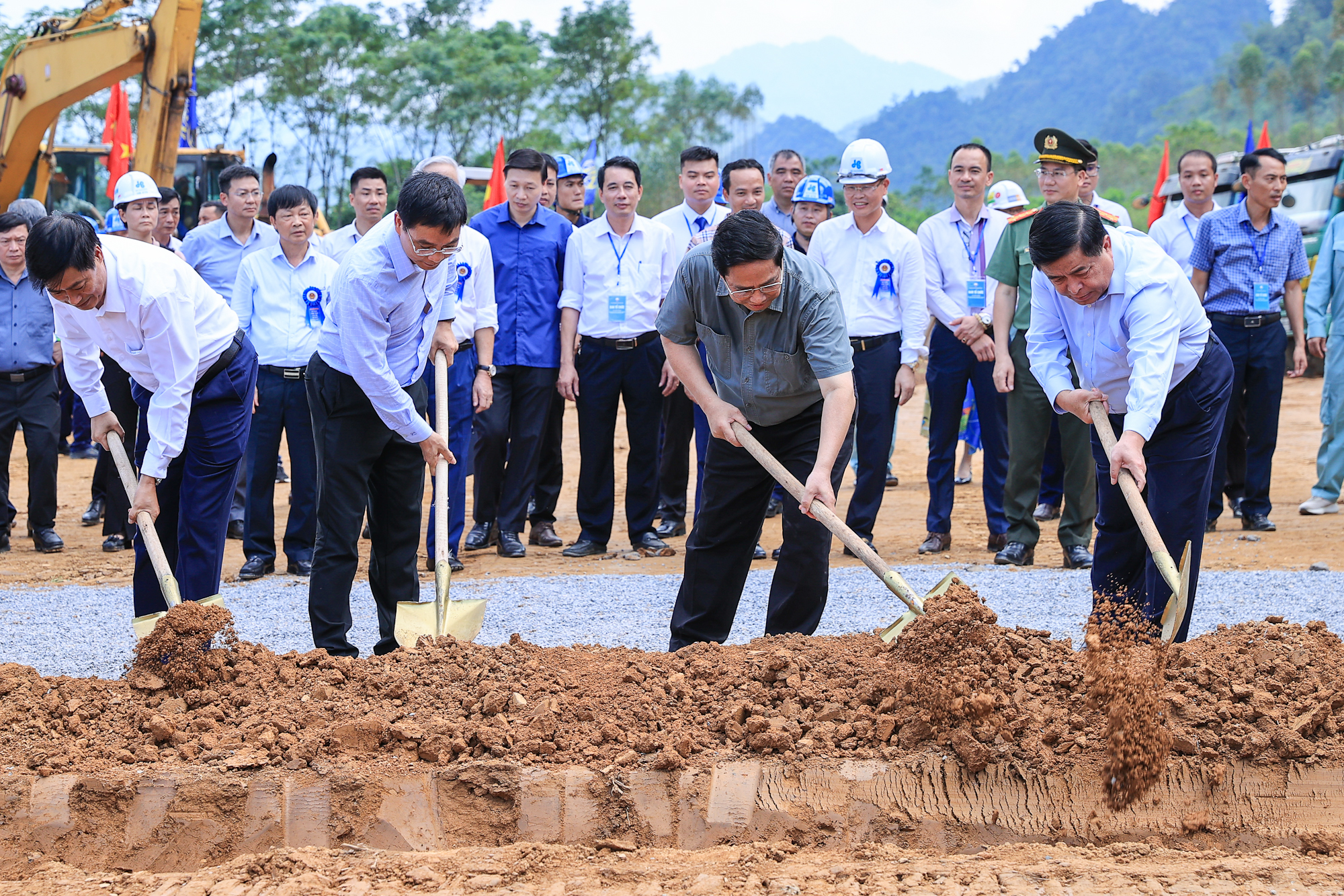 Thủ tướng Phạm Minh Chính động thổ khởi công dự án cao tốc Hòa Bình - Mộc Châu. Ảnh: Nhật Bắc