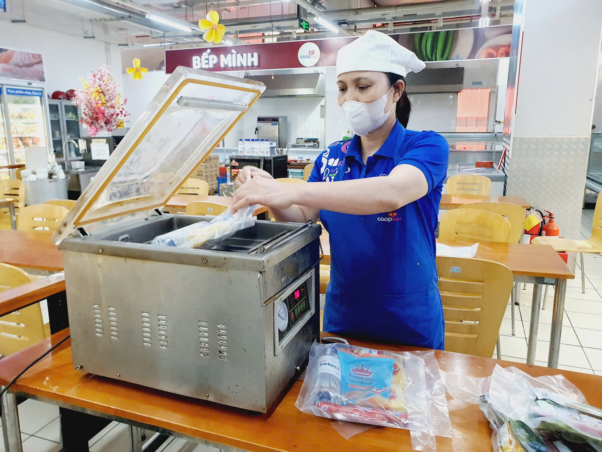 Hàng hóa không lợi nhuận đến với bà con vùng bão lũ - Ảnh 1. Hàng hóa không lợi nhuận đến với bà con vùng bão lũ - Ảnh 1.