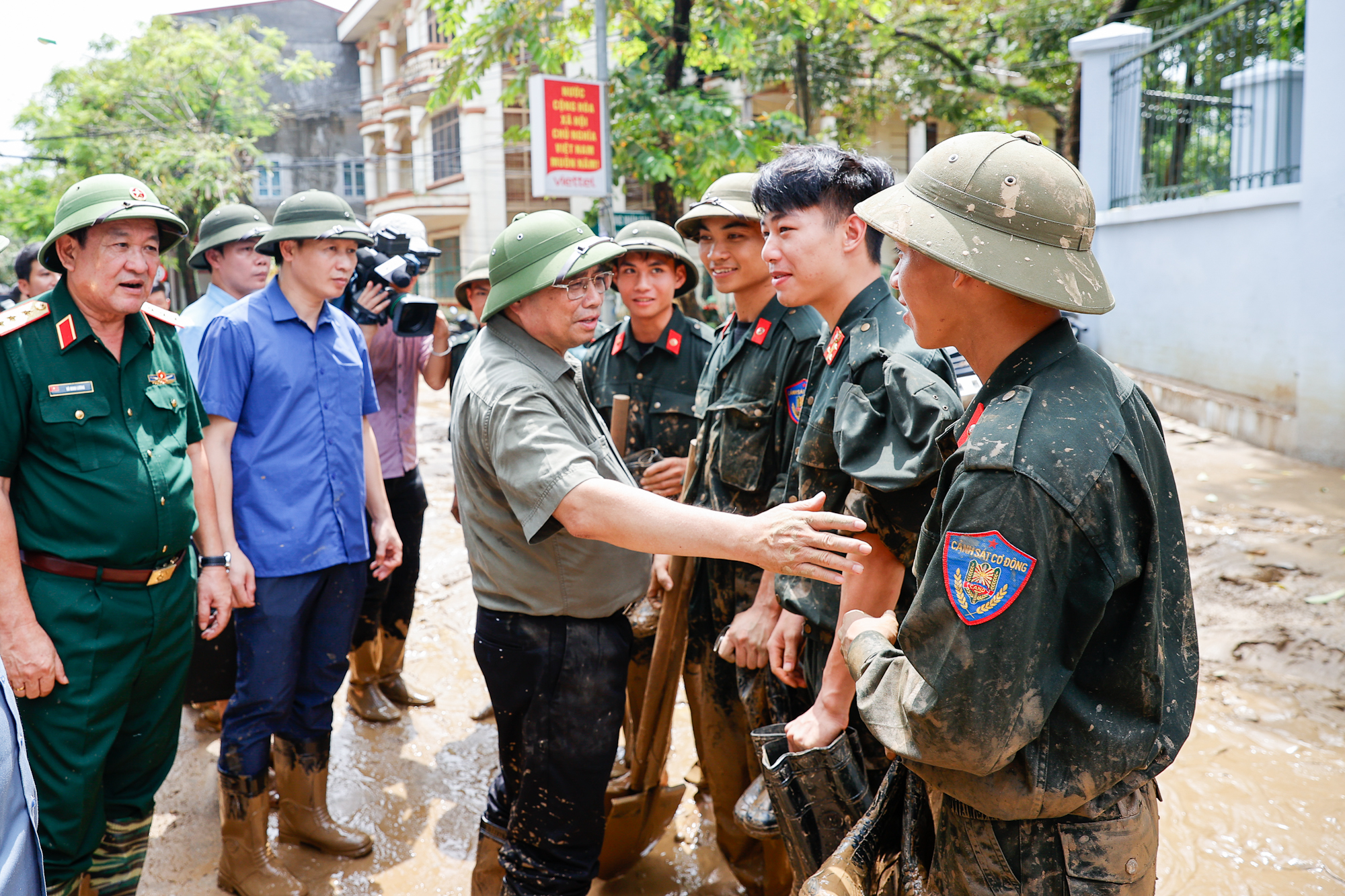 Thủ tướng động viên cán bộ chiến sĩ tham gia dọn dẹp khu vực phường Hồng Hà, Yên Bái. Ảnh: VGP/Nhật Bắc