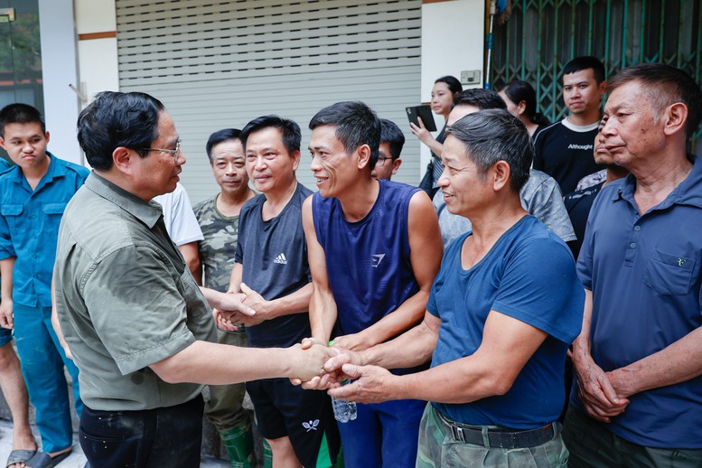 Thủ tướng thăm hỏi người dân ở đường Điện Biên, phường Nguyễn Thái Học, Yên Bái. Ảnh: VGP/Nhật Bắc