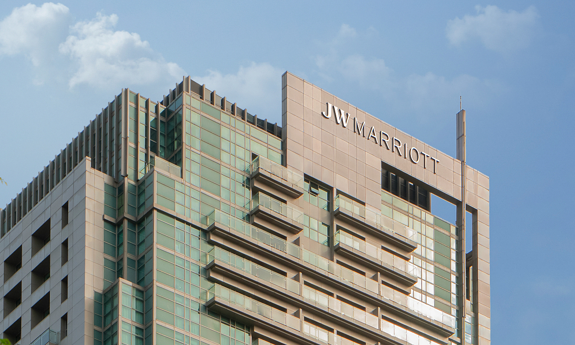 Tên khách sạn JW Marriott vừa được thay trên đỉnh tòa tháo trước đây là InterContinental. Ảnh công ty cung cấp