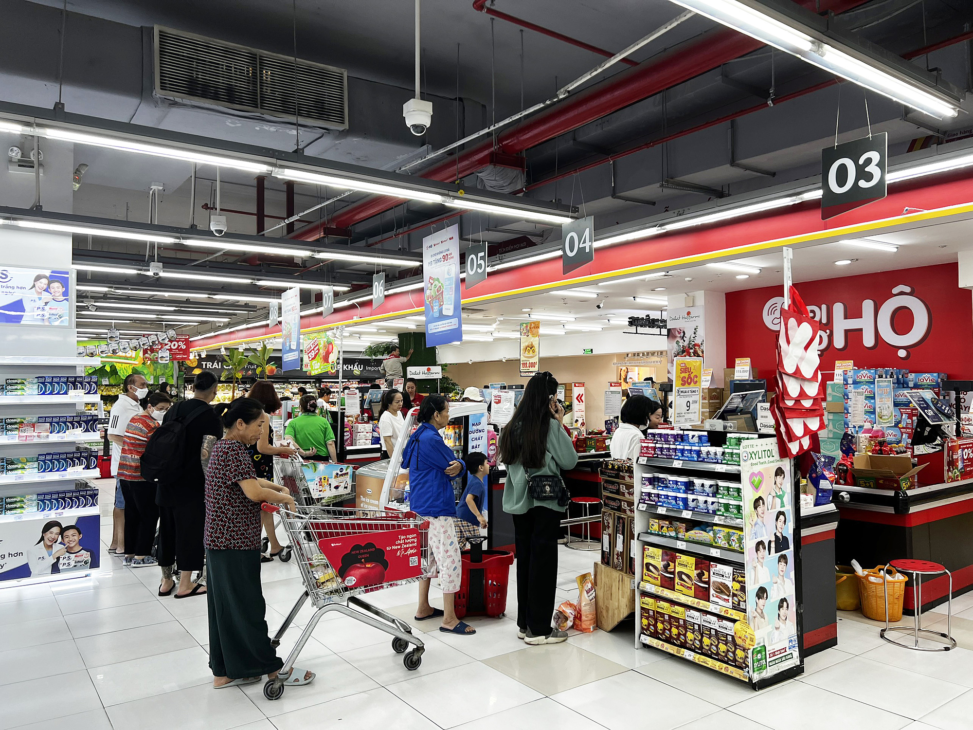Khách mua sắm tại một siêu thị WinMart dịp cuối tuần trong năm 2024. Ảnh;