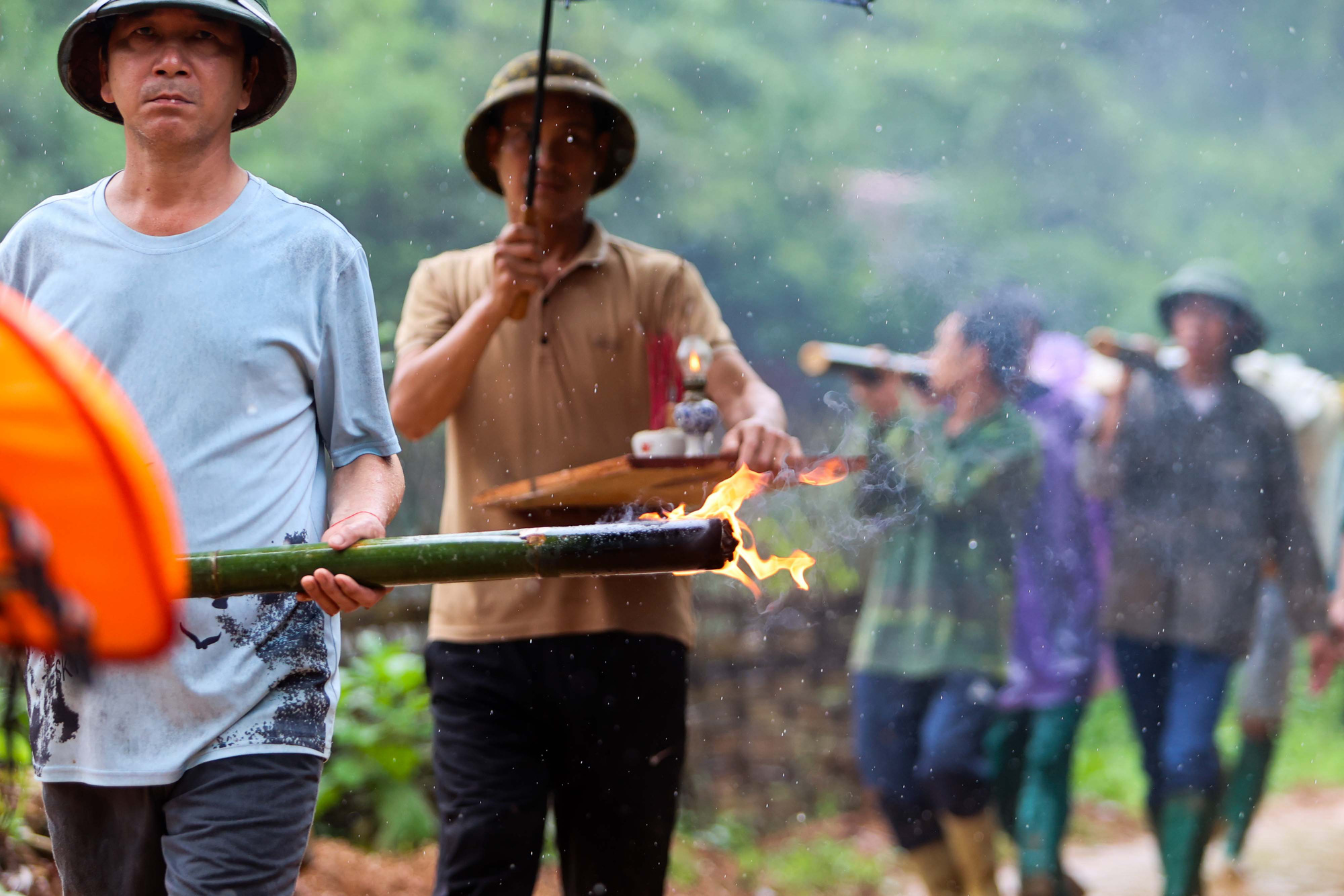 Làng Nủ - những hình ảnh gây ám ảnh - Ảnh 6.