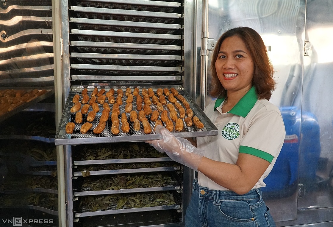 Chị Lê Thị Ánh và mẻ chuối sấy dẻo. Ảnh: Phạm Linh