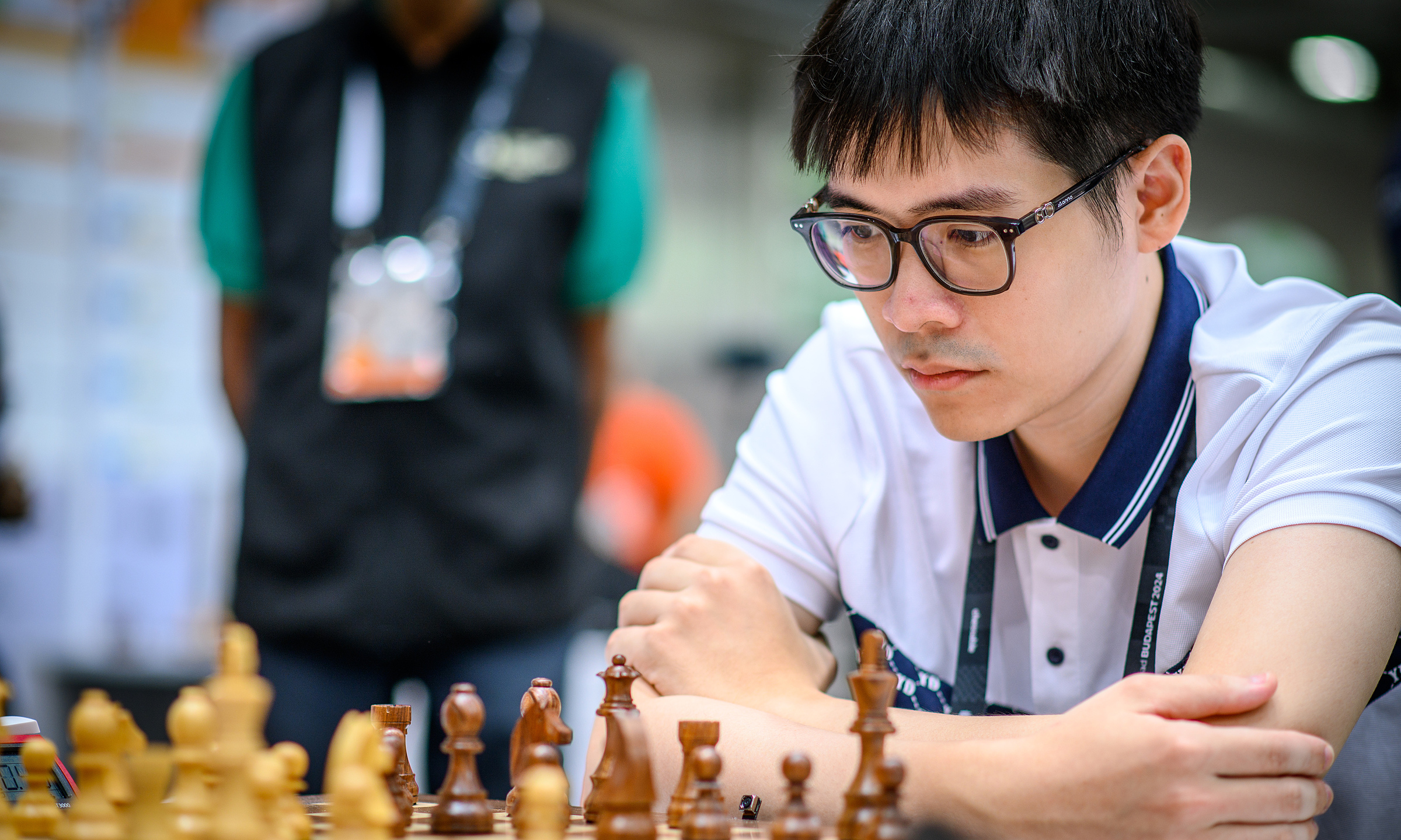 Lê Tuấn Minh trong ván đấu với Dư Ương Y, ở vòng sáu bảng Mở rộng Olympiad cờ vua tại Budapest, Hungary ngày 16/9/2024. Ảnh: FIDE
