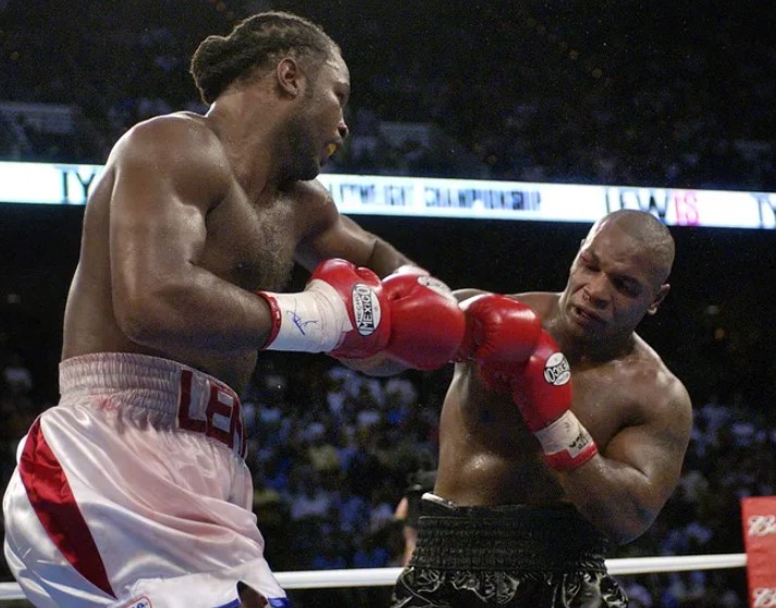Lennox Lewis (trái) khi thắng knock-out Mike Tyson ở hiệp tám trận bảo vệ các đai hạng nặng WBC, IBF, IBO và The Ring tại The Pyramid, Memphis, Tennessee, Mỹ ngày 8/6/2002. Ảnh: AP