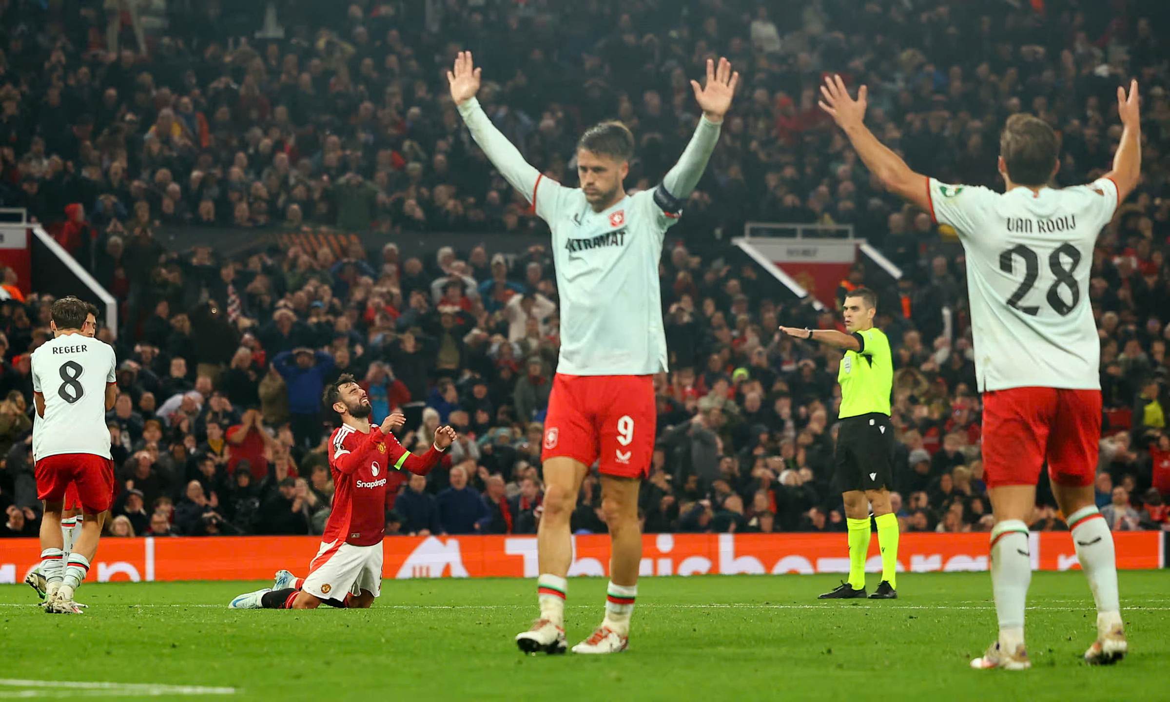 Bruno Fernandes (áo đỏ) tiếc nuối sau kih bỏ lỡ cơ hội trong hiệp hai trận Man Utd hòa Twente tại lượt đầu Europa League 2024-2025 trên sân Old Trafford, thành phố Manchester, Anh, tối 25/9/2024. Ảnh: Reuters