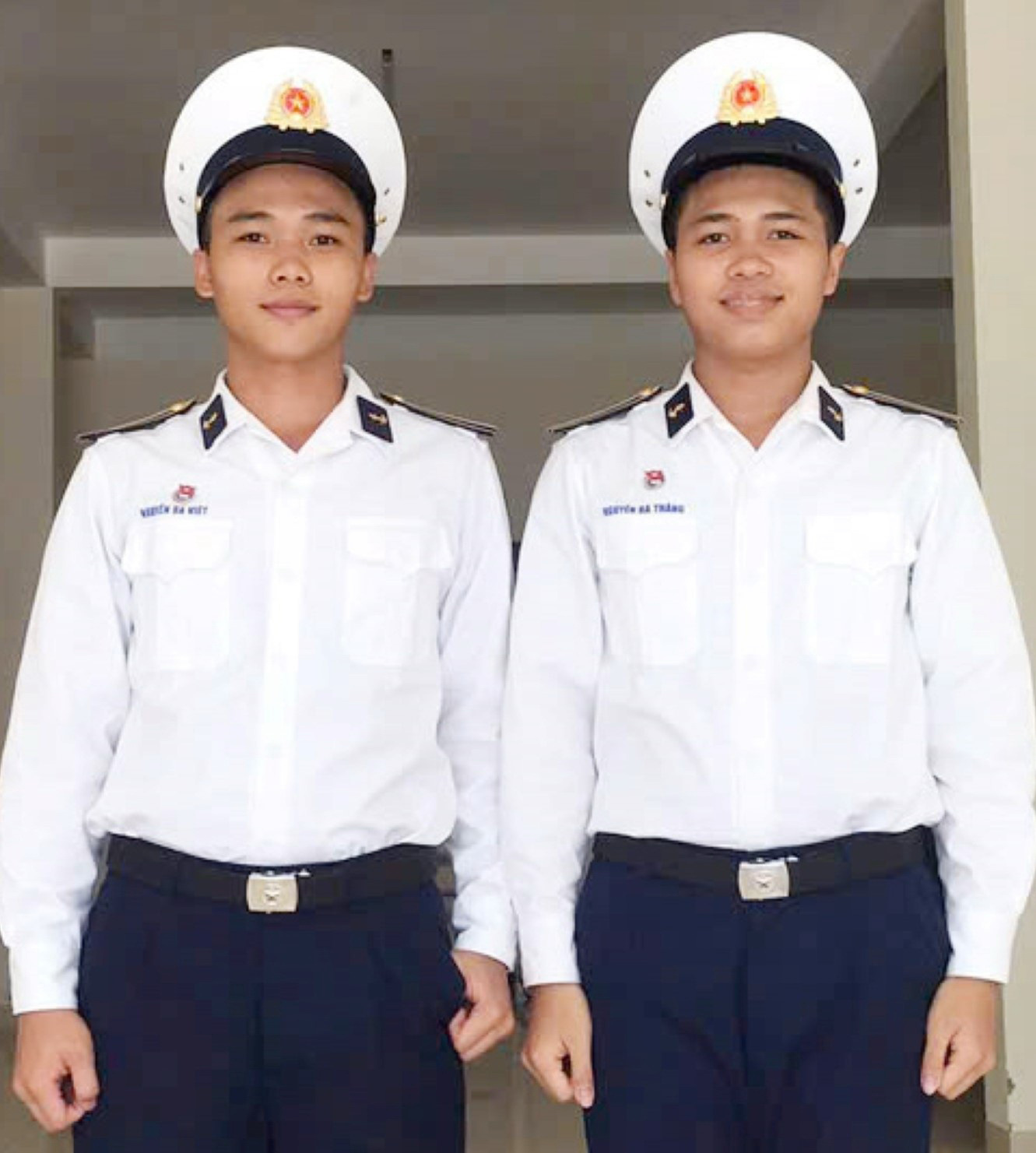 Cặp sinh đôi khát khao làm sĩ quan hải quân - Ảnh 1.
