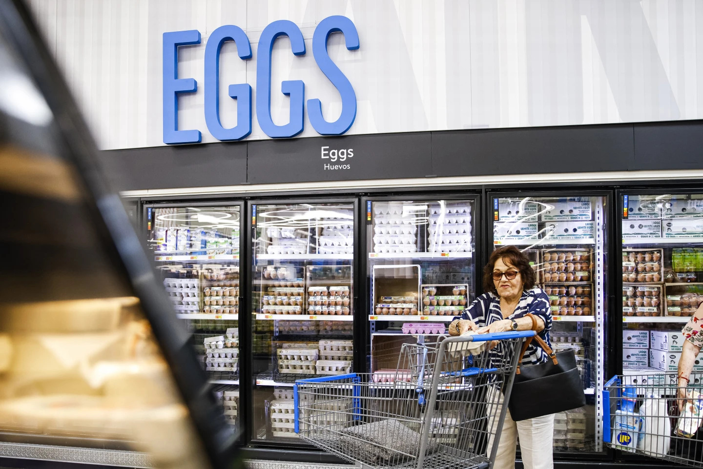 Một người phụ nữ trước quầy bán trứng ở một siêu thị Walmart tại Secaucus, New Jersey ngày 11/7. Ảnh: AP