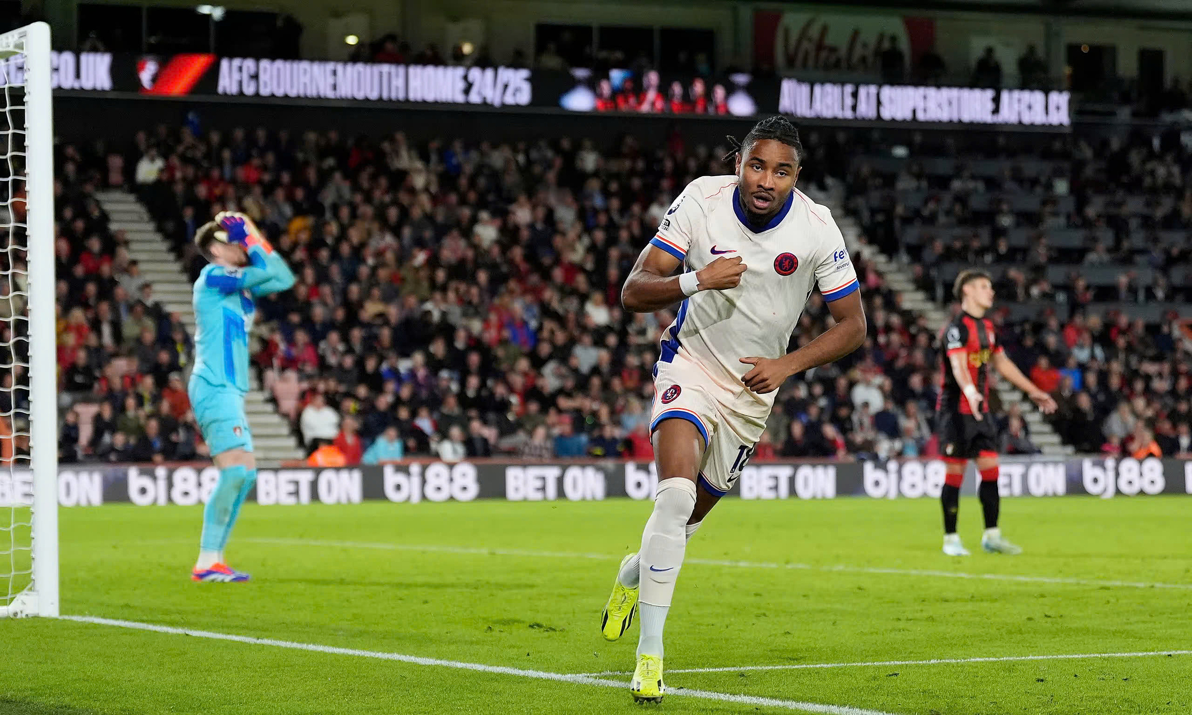 Tiền đạo Nkunku mừng bàn duy nhất giúp Chelsea thắng Bournemouth 1-0 trên sân Vitality, hạt Dorset, vòng bốn Ngoại hạng Anh tối 14/9/2024. Ảnh: PA