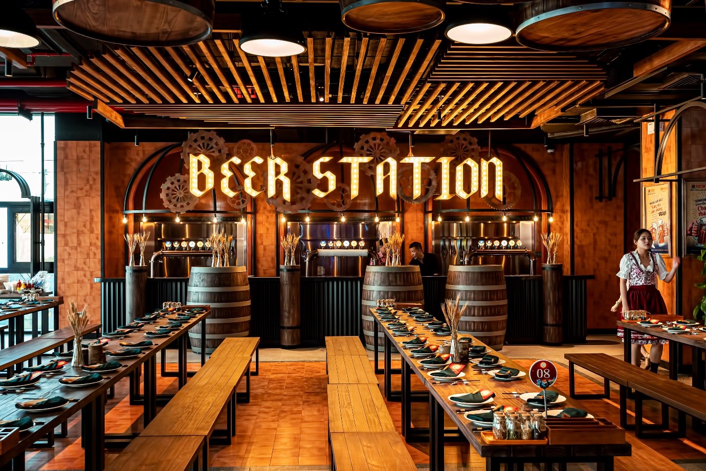 Không gian bên trong xưởng bia BaNa Brew House. Ảnh: Sun Group