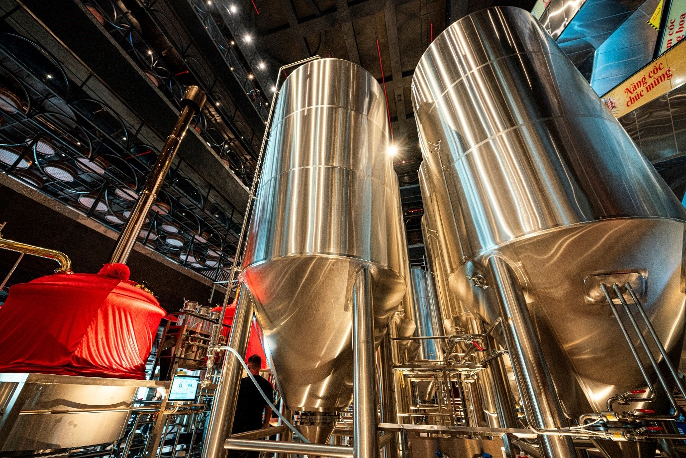 Hệ thống thiết bị tối tân bên tại BaNa Brew House. Ảnh: Sun Group