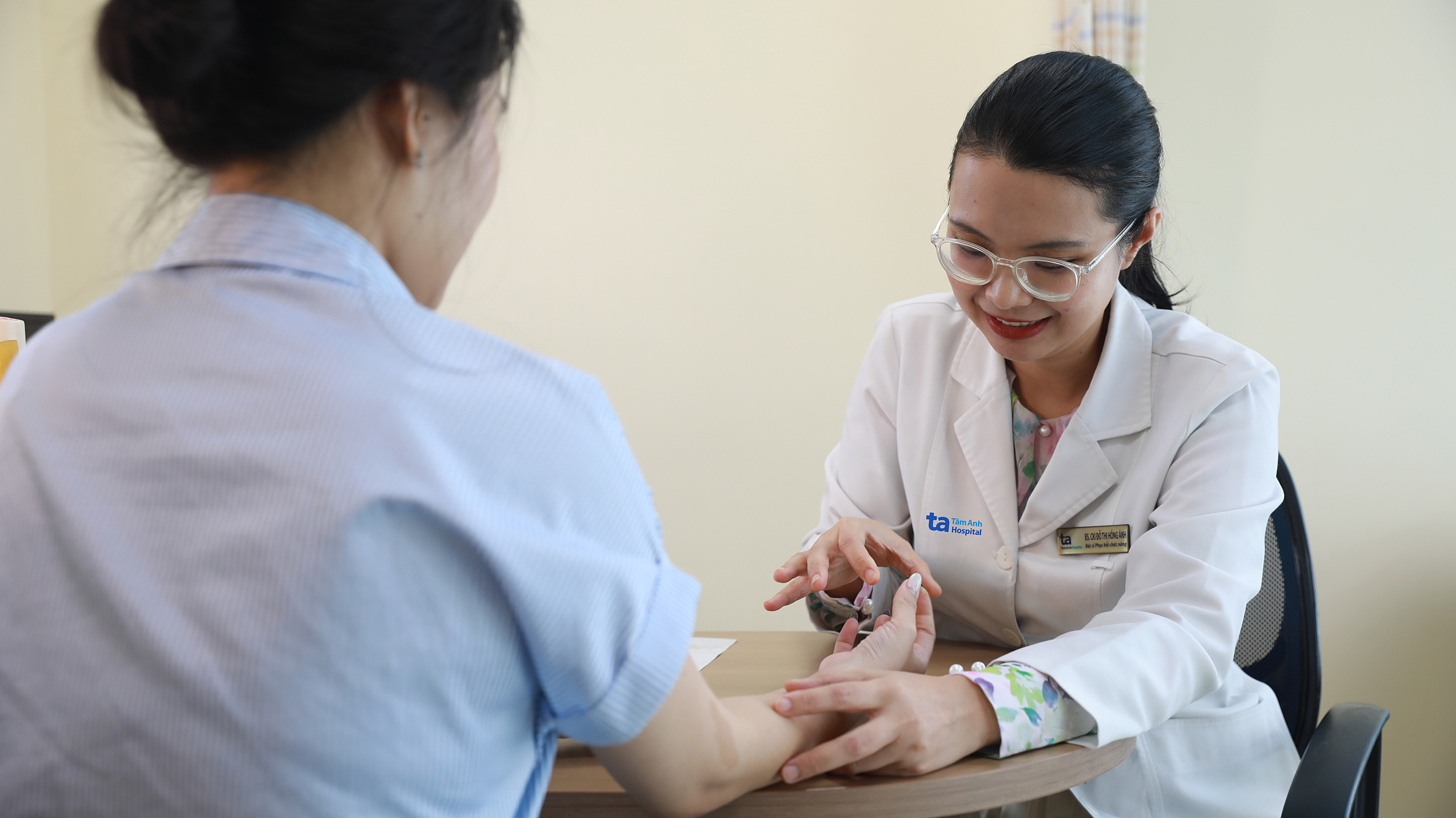 Bác sĩ Ánh đánh giá tình trạng chức năng bàn tay của người bệnh. Ảnh minh họa: Bệnh viện Đa khoa Tâm Anh