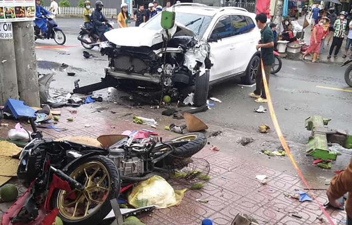 Ôtô tông liên hoàn 5 xe máy giữa chợ