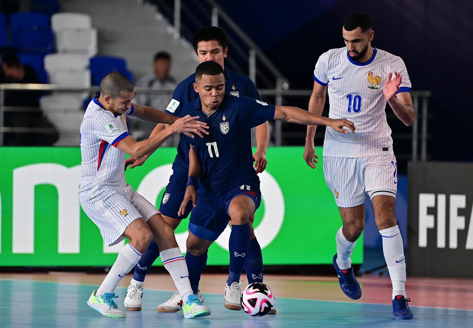 Muhammad Osamanmusa (số 11) đi bóng trong trận thua Pháp (áo trắng) 2-5 ở vòng 1/8 Futsal World Cup 2024. Ảnh: FAT