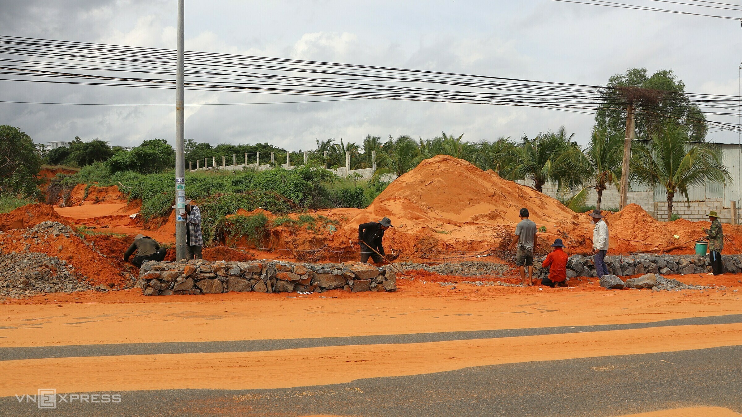 TP Phan Thiết cho thi công rọ đá cao 0.5m rộng 1 m, trên chiều dài 30 m tại điểm xảy ra lũ cát trên đường Nguyễn Thông, phường Phú Hài, chiều 7/9. Ảnh: Việt Quốc
