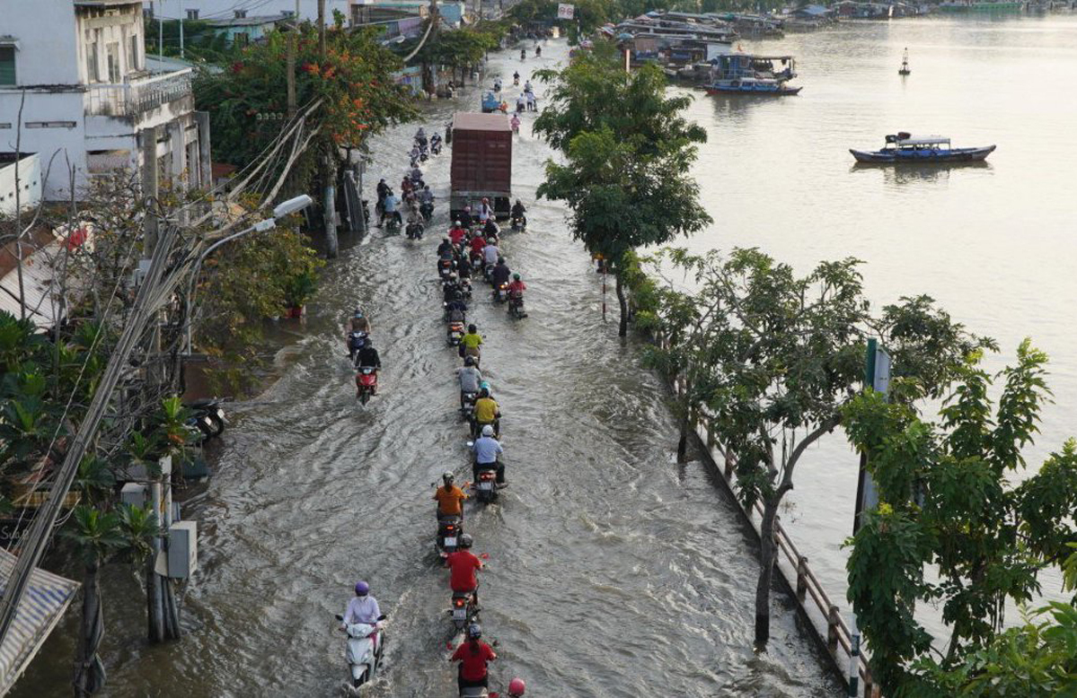 Ngập trên đường Trần Xuân Soạn do triều cường. Ảnh: Hạ Giang