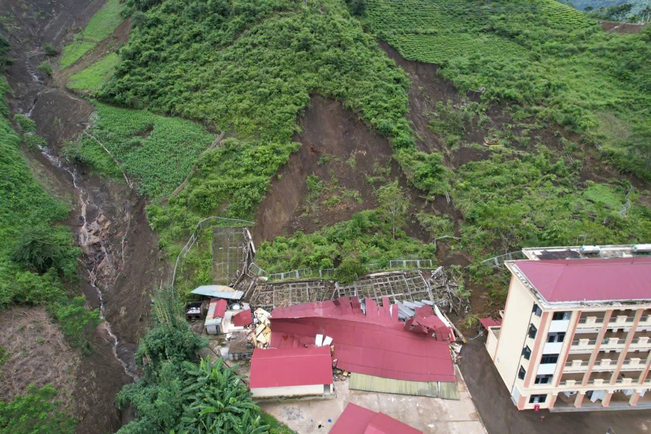 Dãy nhà ở của học sinh trường THCS và THPT số 3 huyện Bát Xát đổ sập do sạt lở hôm 9/9. Ảnh: Công an tỉnh Lào Cai