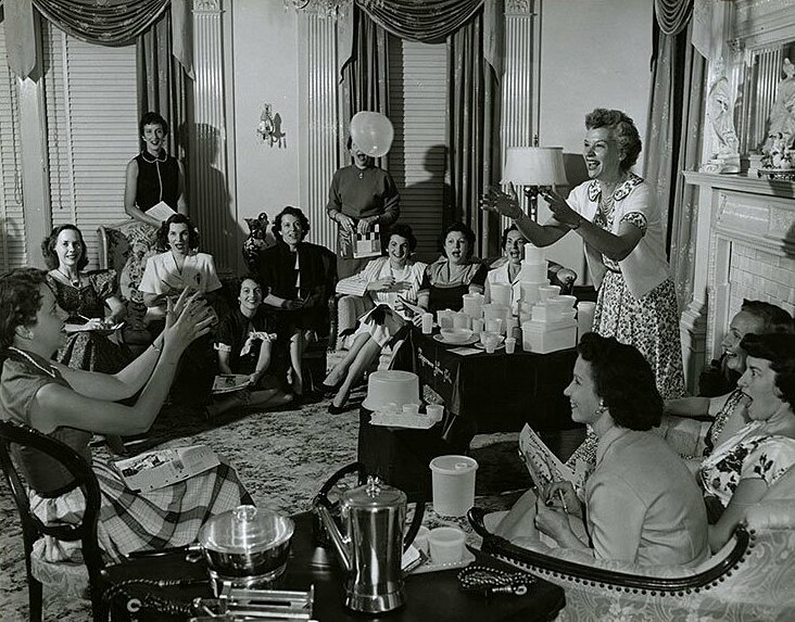 Brownie Wise tung hộp để chứng minh thiết kế kín khí của Tupperware trong một Tupperware Party. Ảnh: Smithsonian Magazine