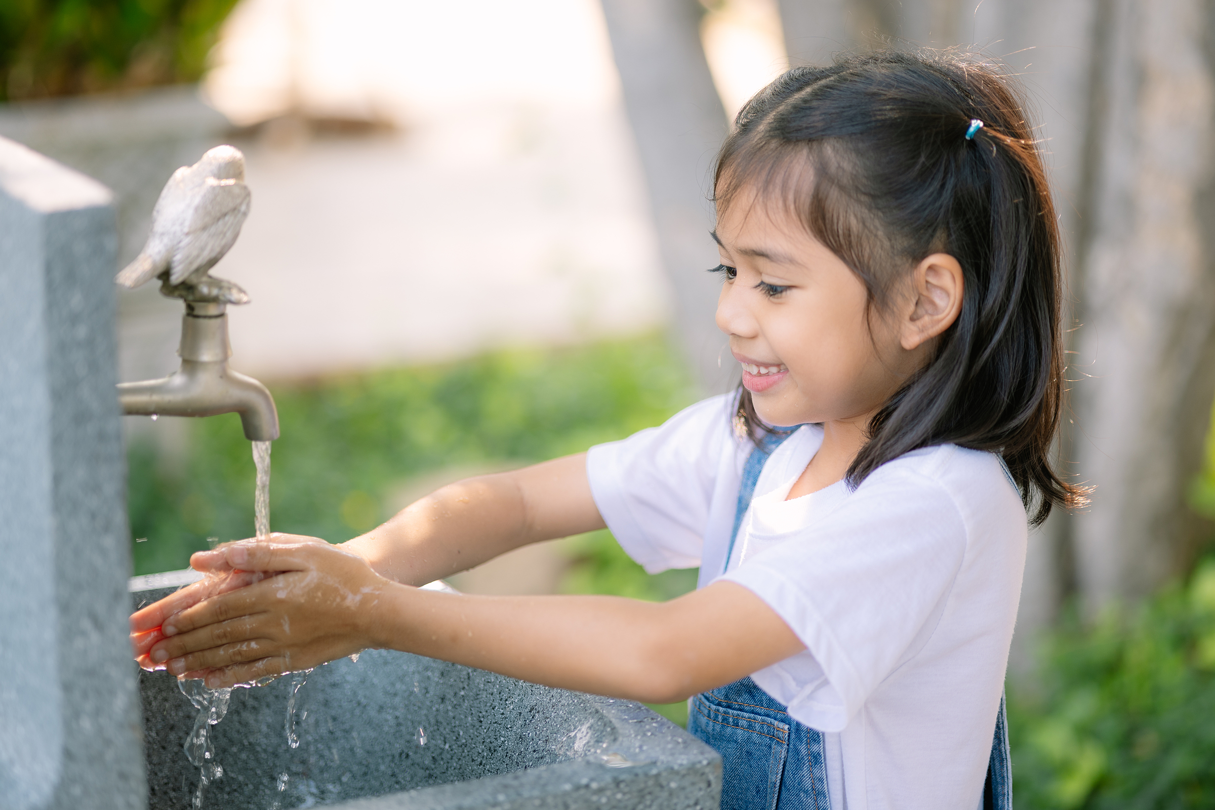 Trẻ rửa tay sau khi vệ sinh. Ảnh: Vecteezy