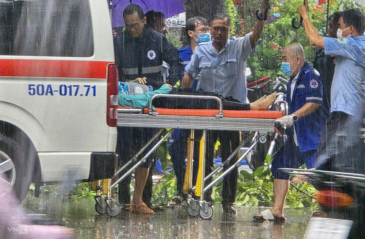 Nạn nhân bị cây đè được đi cấp cứu nhưng đã không qua khỏi. Ảnh: Minh Trịnh