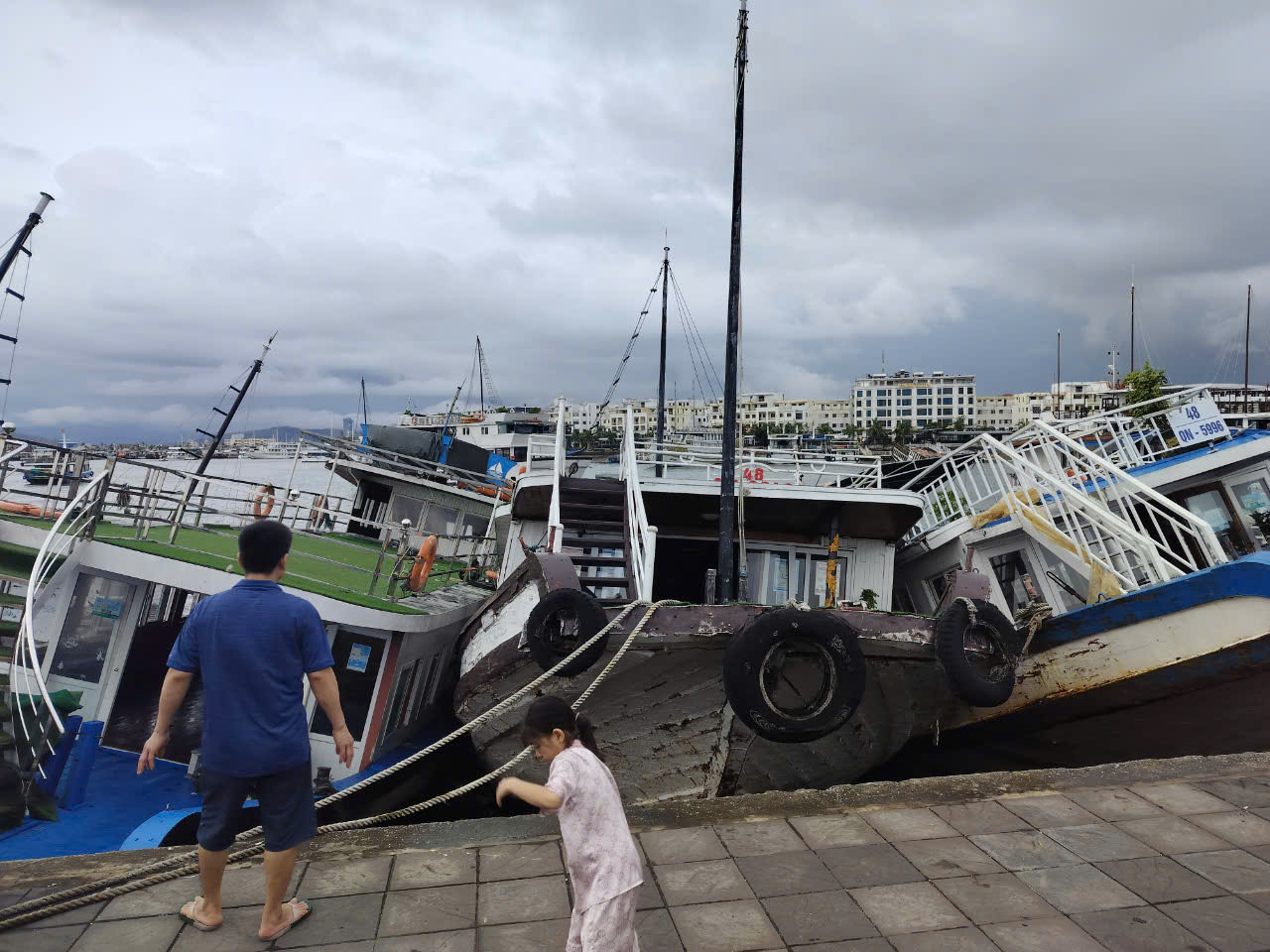 Tàu Đông Dương (số 48 màu đỏ) bị chìm nửa thân dưới ở cảng Tuần Châu ngày 10/9. Ảnh: NVCC