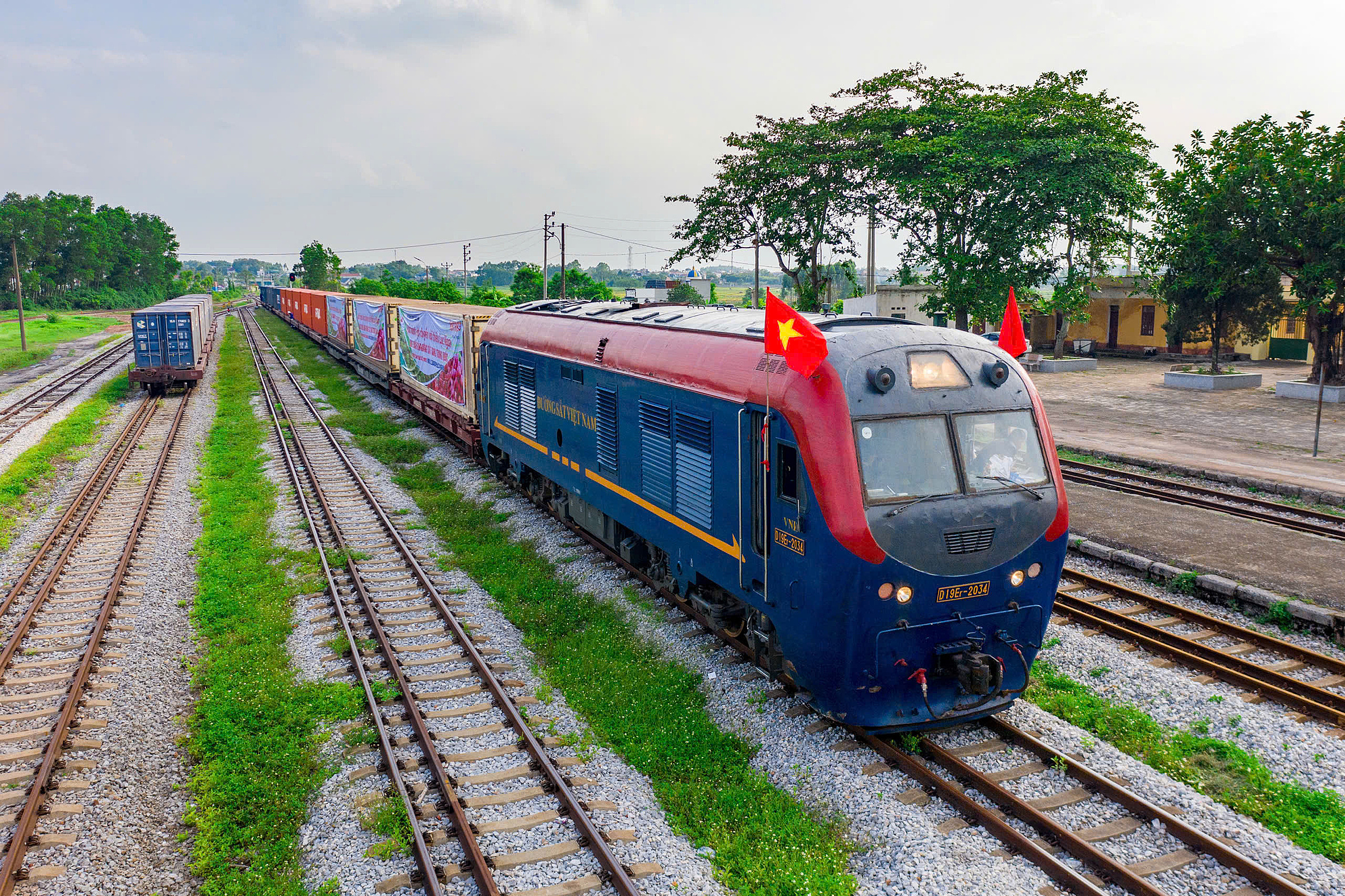 Tàu hàng sẵn sàng vận chuyển hàng cứu trợ. Ảnh: VNR