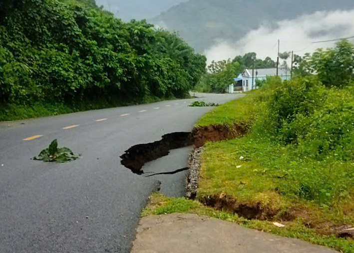 Đoạn đường quốc lộ 15C qua Thanh Hoá bị sụt lún. Ảnh: Sở GTVT Thanh Hoá